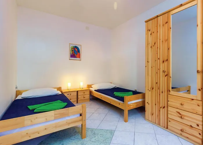 2 Bedroom Cozy Apartment In Crikvenica Цриквеница