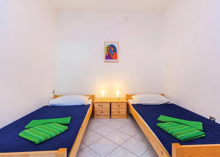 2 Bedroom Cozy Apartment In Crikvenica Цриквеница