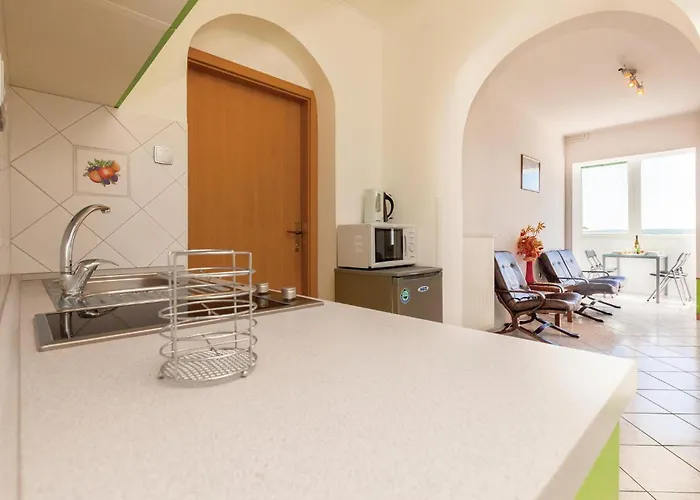 2 Bedroom Cozy Apartment In Crikvenica Цриквеница