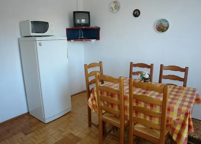 2 Bedroom Cozy Apartment In Crikvenica Apartman *